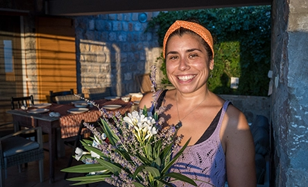 tania riscado vegan retreat chef holding bouquet of flowers